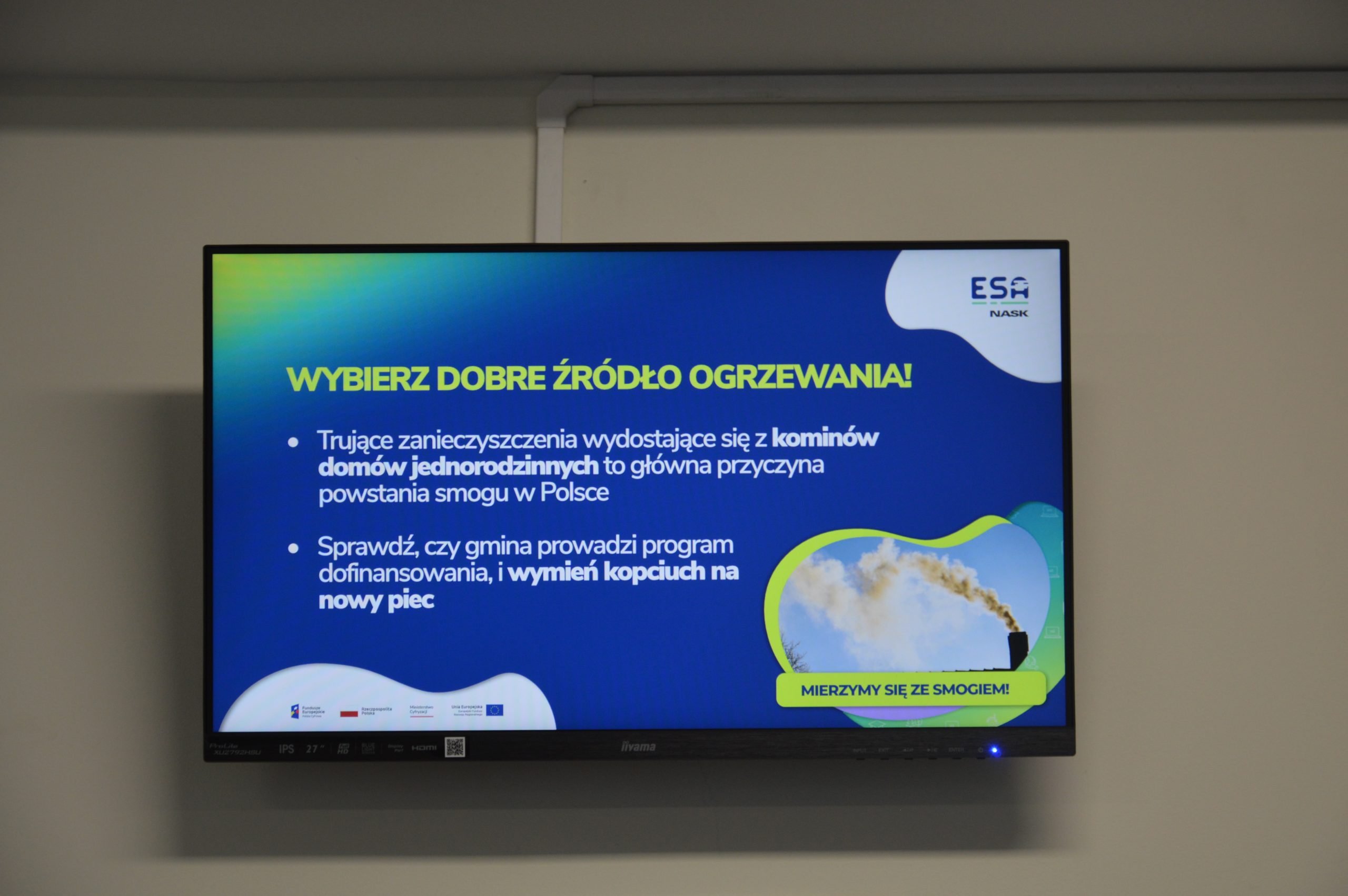 Zdjęcie przedstawia ekran wraz z informacjami dotyczącymi czystości powietrza, który szkoła w Trzebuni wygrała w konkursie organizowanym w ramach projektu Edukacyjnej Sieci Antysmogowej (ESA), realizowanym przez NASK – Państwowy Instytut Badawczy „Mierzymy się ze smogiem”.